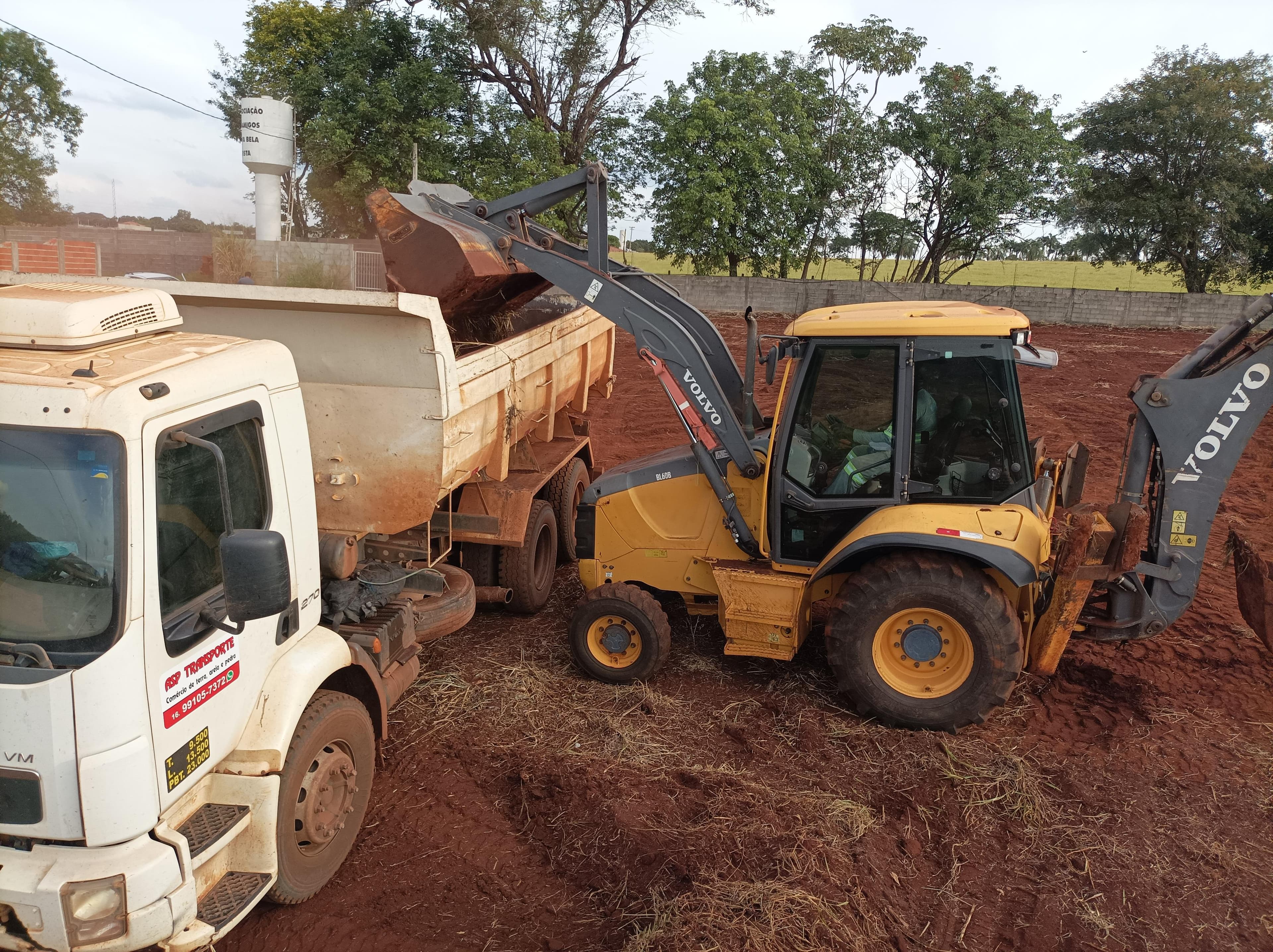 Retroescavadeiras em Operação